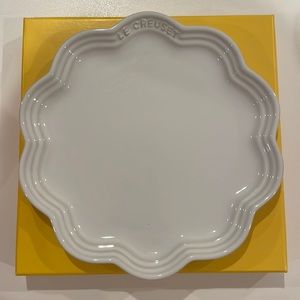 New Le Creuset 22cm Frill Plate from the Flower Collection